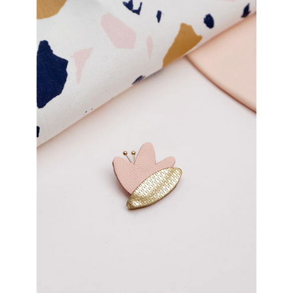 Hana - Pin's en cuir or et rose