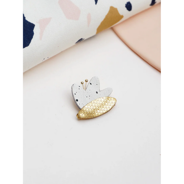 Hana - Pin's en cuir blanc moucheté