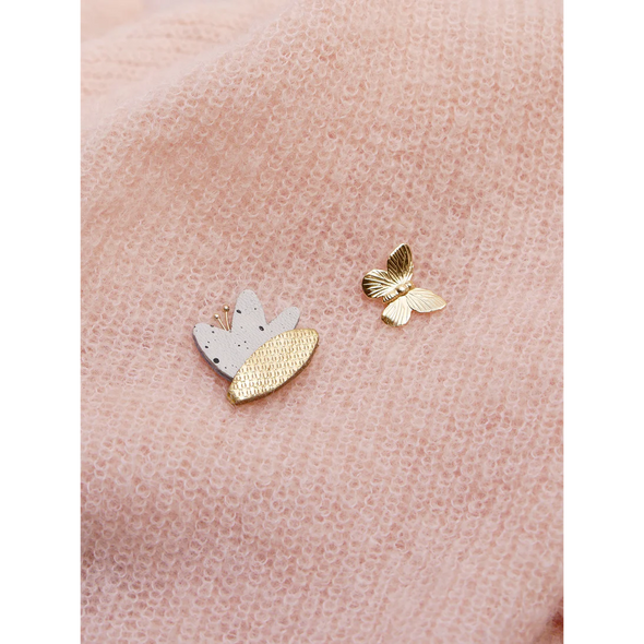 Hana - Pin's en cuir blanc moucheté