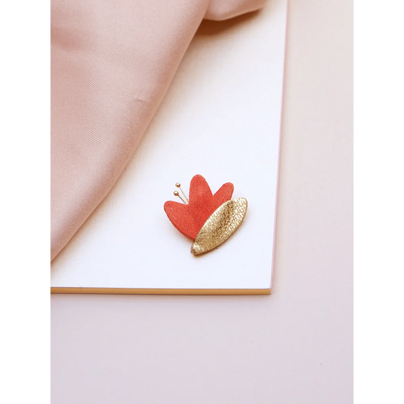 Hana - Pin's en cuir terracotta et or
