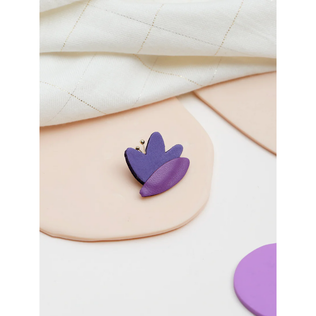 Hana - Pin's en cuir violet