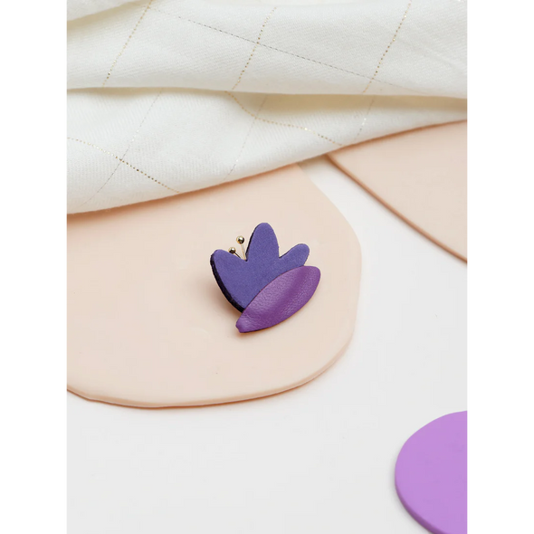 Hana - Pin's en cuir violet