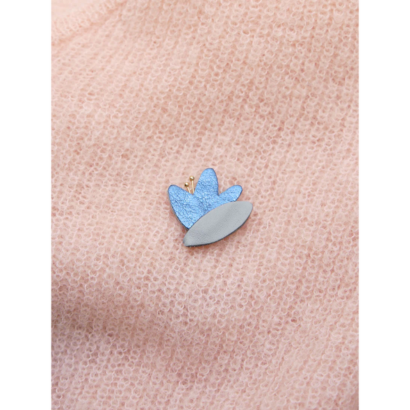 Hana - Pin's en cuir bleu brillant