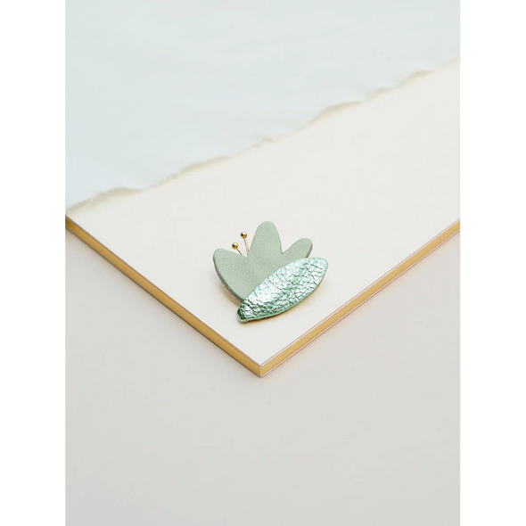 Hana - Pin's en cuir vert amande