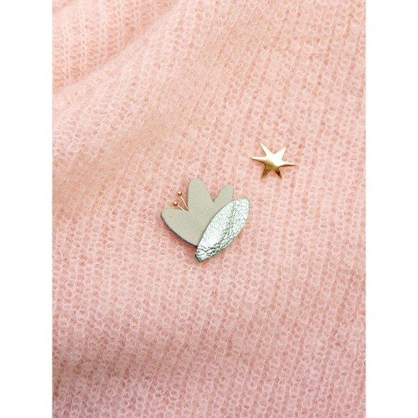 Hana - Pin's en cuir vert amande
