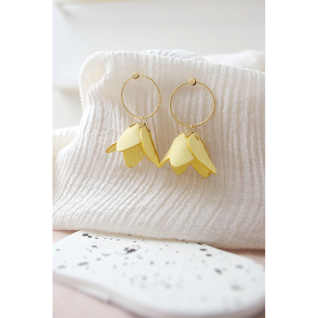 Kyoto - Délicates boucles d'oreilles fleuries en cuir jaune et or