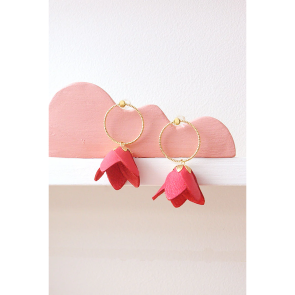 Kyoto - Délicates boucles d'oreilles fleuries en cuir rouge corail et or