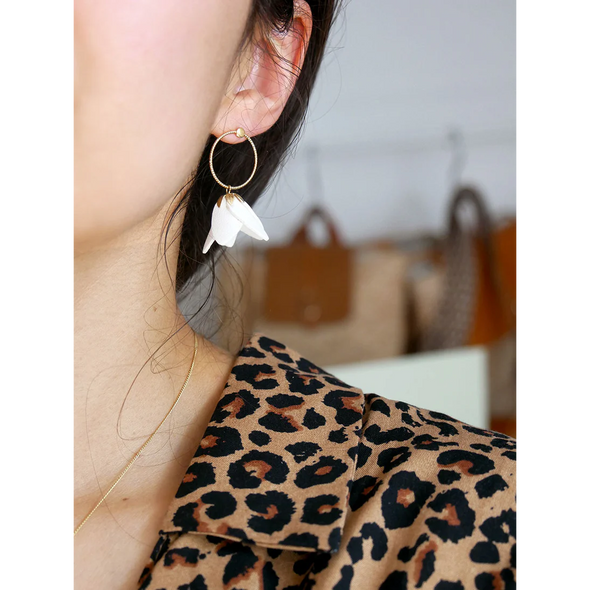 Kyoto - Délicates boucles d'oreilles fleuries en cuir blanc et or