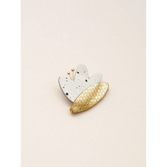 Hana - Pin's en cuir blanc moucheté