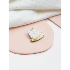 Hana - Pin's en cuir blanc moucheté