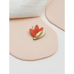 Hana - Pin's en cuir terracotta et or