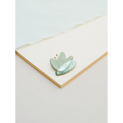 Hana - Pin's en cuir vert amande