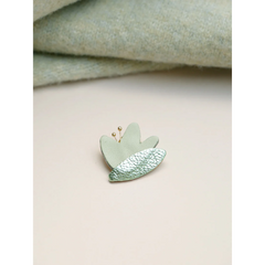 Hana - Pin's en cuir vert amande