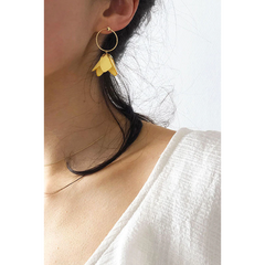 Kyoto - Délicates boucles d'oreilles fleuries en cuir jaune et or