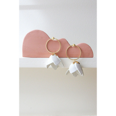 Kyoto - Délicates boucles d'oreilles fleuries en cuir blanc et or