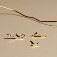Mini boucles d'oreilles Vague