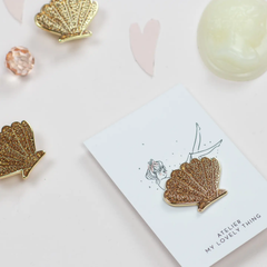 Pin's - Coquillage doré pailleté