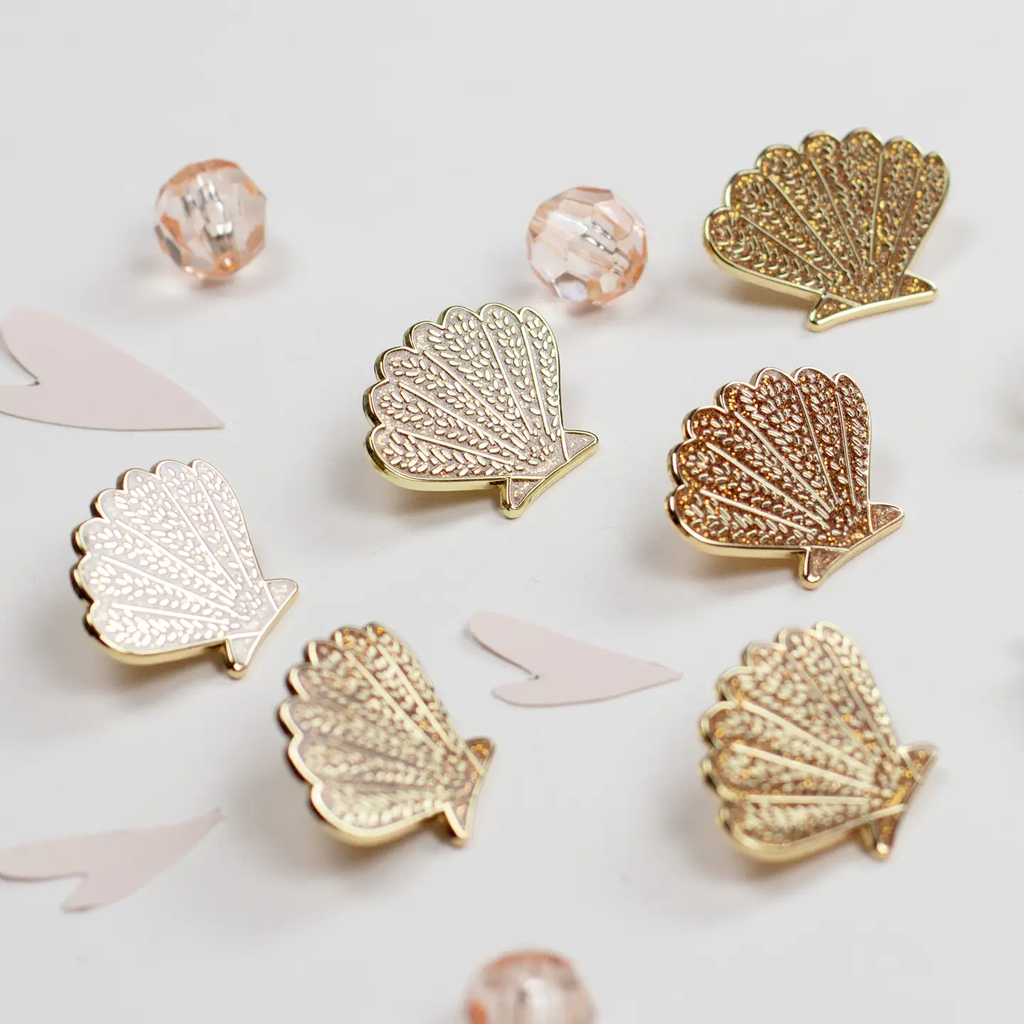 Pin's - Coquillage doré pailleté