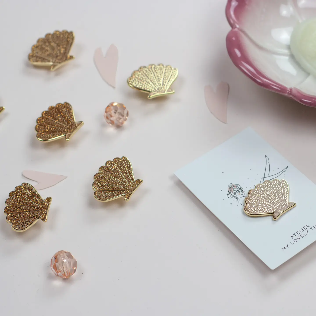 Pin's - Coquillage doré pailleté